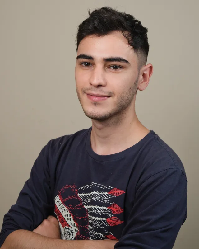 Angel Alemany, desarrollador web y de automatizaciones con IA, de brazos cruzados y sonriendo